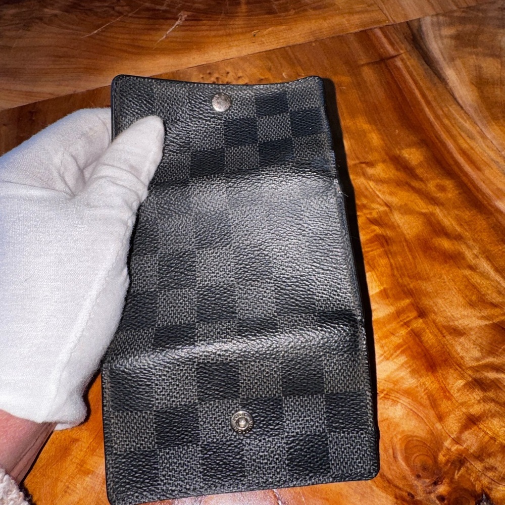 Louis Vuitton
Damier Graphite 6 Ring Key Holder - Picture 3 of 16